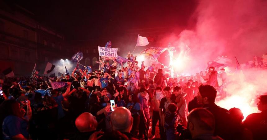Napoli: Un tânăr a murit şi peste 200 de persoane au fost rănite în timpul sărbătoririi câştigării titlului în Serie A