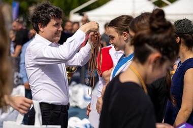 N. Dan: Academia Sportului - Trofeul Bucureştiului şi-a desemnat campionii claselor V – VIII. Câştigătorii sunt recompensaţi cu tabere la Marea Neagră şi echipamente sportive