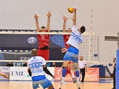 Volei masculin: SCMU Craiova, medalie de bronz în Divizia A la ultimul meci al căpitanului său, Laurenţiu Lică