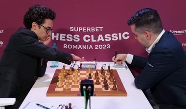 Superbet Chess Classic: Fabiano Caruana a câştigat în faţa lui Ian Nepomniachtchi, după o partidă care a durat cinci ore - FOTO