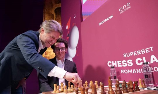 Superbet Chess Classic România: Richard Rapport, remiză cu noul campion mondial Ding Liren / Americanul Fabiano Caruana conduce înaintea ultimei runde - FOTO 111 prima mutare florin raducioiu