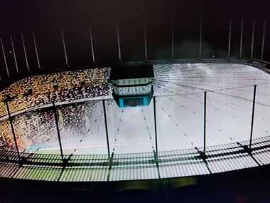 Meciul Dinamo - Steaua, întrerupt aproximativ 8 minute. Torţe aruncate de galerii pe teren