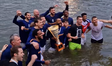 Baschet masculin: Campionii de la U BT Cluj au respectat tradiţia şi au făcut baie în Someş, deşi sunt lucrări de modernizare pe maluri - VIDEO
