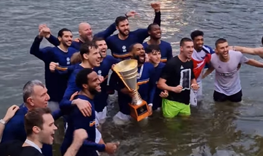 Baschet masculin: Campionii de la U BT Cluj au respectat tradiţia şi au făcut baie în Someş, deşi sunt lucrări de modernizare pe maluri - VIDEO

