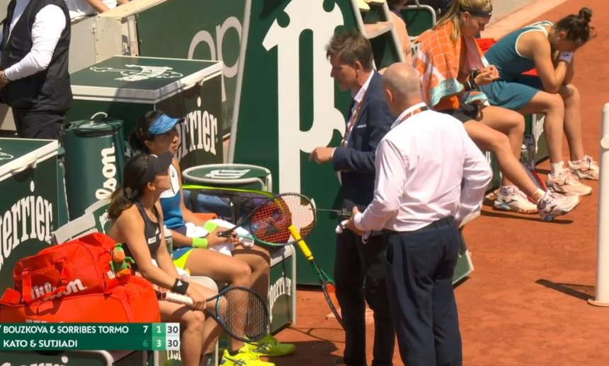 Roland-Garros: Perechea Kato/Sutjiadi, descalificată după ce a lovit involuntar cu mingea în cap o fată care era copil de mingi - VIDEO
