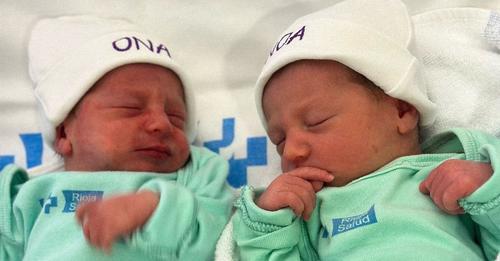 Noa şi Ona - Fosta jucătoare de tenis Carla Suarez Navarro şi partenera ei au devenit mame de gemene