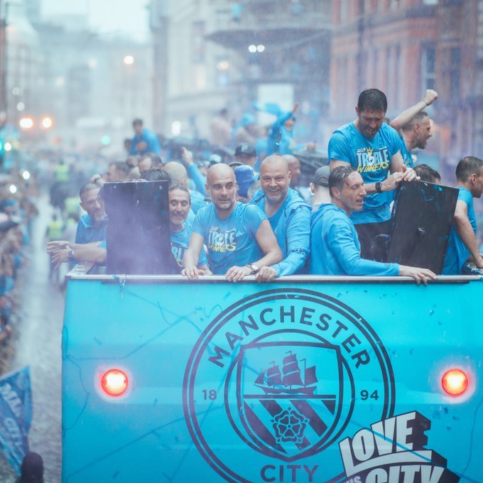 Ploaia nu a oprit parada campionilor de la Manchester City. Mii de persoane pe străzi - FOTO, VIDEO