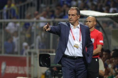 Faruk Hadzibegic nu mai este selecţionerul Bosniei
