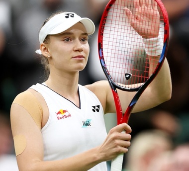 Wimbledon: Deţinătoarea trofeului la feminin, Elena Rîbakina, şi liderul ATP Carlos Alcaraz au început turneul cu victorii / Federer, aflat în loja regală, a fost ovaţionat de public - VIDEO