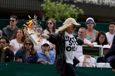 Trei militanţi ecologişti, inculpaţi după ce au protestat la Wimbledon întrerupând două meciuri