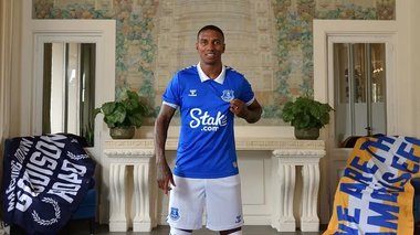 La 38 de ani, Ashley Young va juca pentru Everton