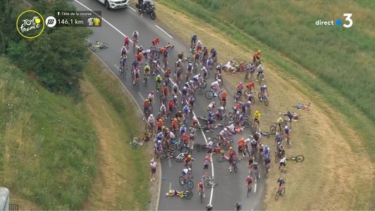 Turul Franţei: Etapa de sâmbătă, întreruptă 25 de minute după ce mai mulţi ciclişti au căzut. Trei concurenţi au abandonat 