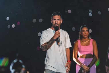 Messi, prezentat de Inter Miami în prezenţa a zeci de mii de fani, pe ploaie – VIDEO