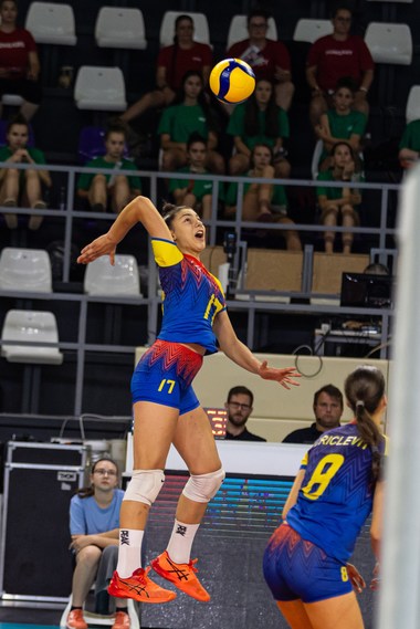 Volei feminin: Cea mai tânără jucătoare de la CE U17, Bianca Cucu (12 ani), remarcată de forul european de profil