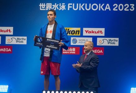 David Popovici a primit premiul pentru “Cel mai bun înotător din lume la masculin 2022”, la CM din Japonia