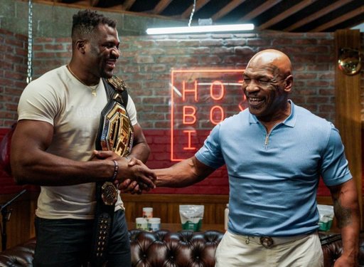 Legendarul Mike Tyson, în colţul lui Ngannou la meciul cu Tyson Fury