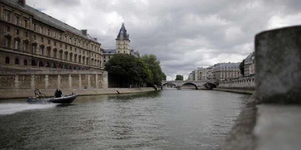 Franţa: Competiţie de înot în ape deschise, amânată din cauza poluării de pe Sena