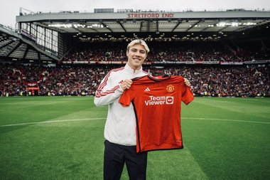 Manchester United l-a transferat pe atacantul danez Rasmus Hojlund 