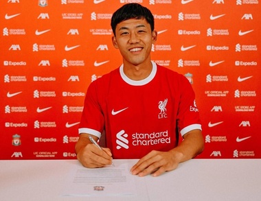 FC Liverpool l-a prezentat oficial pe japonezul Wataru Endo