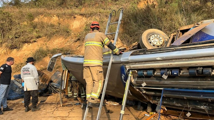 Brazilia: Cel puţin şapte morţi într-un accident în care a fost implicat un autobuz cu suporteri