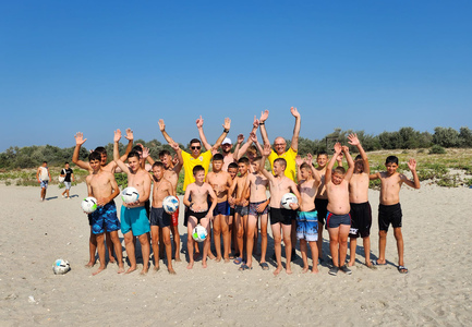 Selecţionerul naţionalei U20 i-a vizitat pe copiii din tabăra ARC de la Sulina şi i-a provocat la mai multe jocuri cu mingea de fotbal
