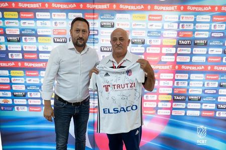 FC Botoşani i-a oferit un tricou cu autografe şi abonament la meciuri taximetristului care i-a returnat unui client o sumă mare uitată în maşină