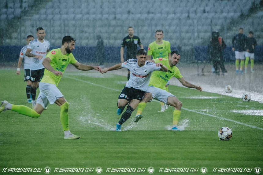 UPDATE Superliga: Meciul Universitatea Cluj – Politehnica Iaşi, oprit din cauza ploii torenţiale, se va relua luni - VIDEO