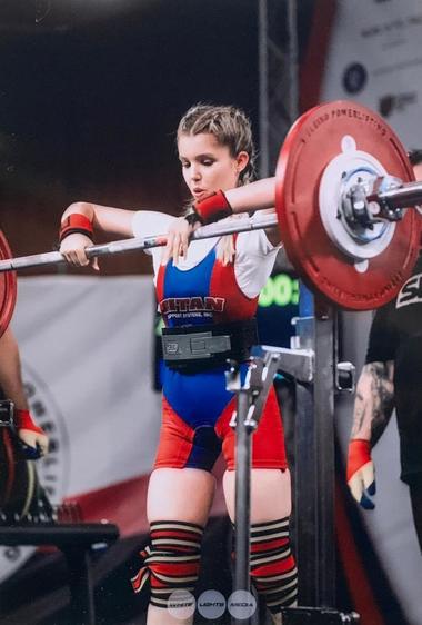Patru medalii, obţinute de o femeie jandarm de la Gruparea Mobilă Braşov la Campionatul Mondial de Powerlifting. Tânăra a făcut îndreptări şi genuflexiuni cu greutăţi duble faţă de greutatea sa