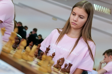 Cele mai bune cluburi de şah din România se implică în lupta împotriva cancerului la femei
