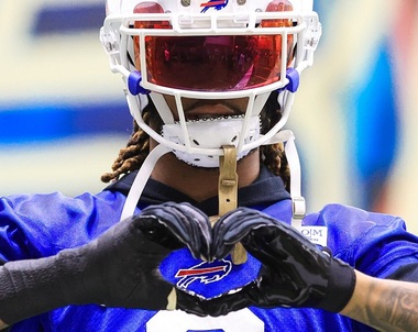 La nouă luni după ce a suferit un atac cardiac, Damar Hamlin a jucat primul meci în sezonul regulat al NFL