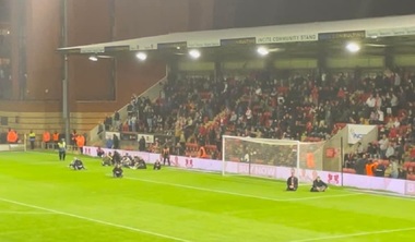 Anglia: Meci din League One, suspendat din cauza unei urgenţe medicale în public. Suporteri s-au aşezat pe teren pentru ca jocul să nu continue