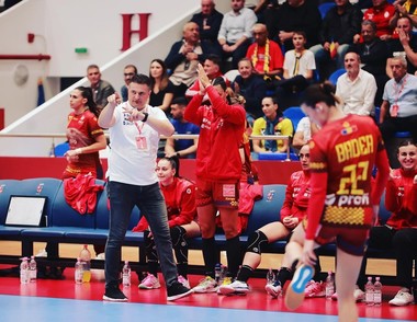 Handbal feminin: Florentin Pera a preluat şi Gloria Bistriţa, în paralel cu naţionala României