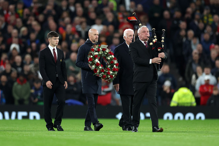 Omagiu emoţionant adus lui Bobby Charlton: Ten Hag a depus o coroană de flori pe teren, pe Old Trafford
