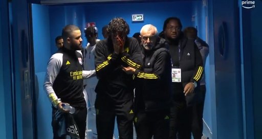 Autocarul lui Olympique Lyon a fost atacat cu pietre înainte de meciul Marseille. Antrenorul Fabio Grosso a fost rănit la faţă - VIDEO