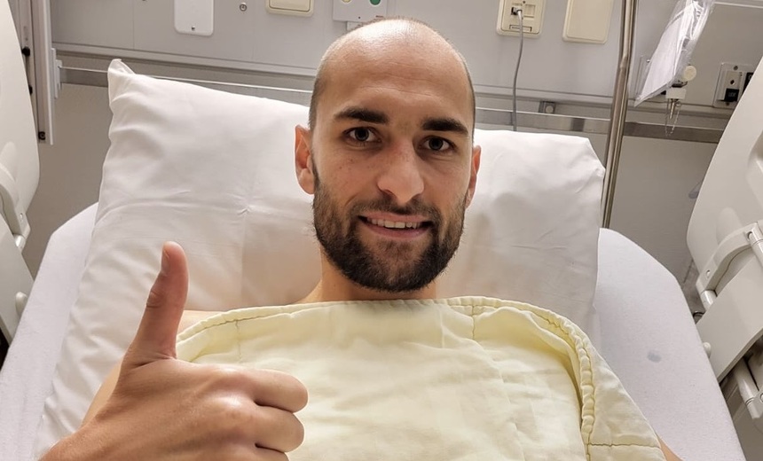 Bas Dost, mesaj din spital după ce s-a prăbuşit pe teren şi a avut convulsii la meciul Alkmaar – Nijmegen: Mă simt bine
