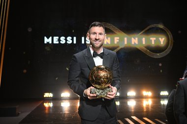 Messi îl omagiază pe Maradona după ce a câştigat din nou Balonul de Aur: Diego, totul datorită ţie / Cât va mai juca argentinianul / Fiii starului au urcat pe scenă la ceremonie - VIDEO