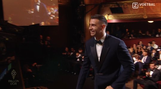 Balonul de Aur: Emiliano Martinez a fost fluierat de spectatorii parizieni când a primit Trofeul Iaşin - VIDEO