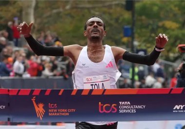 Tamirat Tola a stabilit recordul de traseu al maratonului de la New York şi a câştigat cursa masculină / Hellen Obiri a triumfat la feminin
