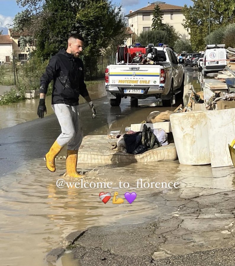 Florenţa: Căpitanul echipei Fiorentina, Cristiano Biraghi, ajută la curăţarea străzilor după trecerea furtunii Ciaran