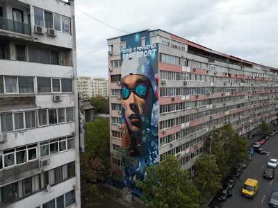 Pictură murală cu David Popovici pe un bloc din Bucureşti. Mesajul sportivului: “Iubesc România pentru că este o ţară a creativităţii”