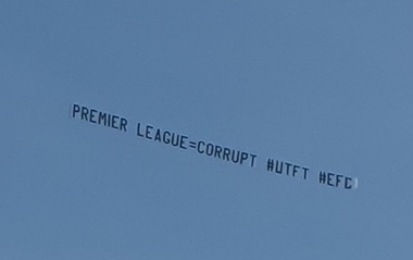 Bannere de protest deasupra Etihad Stadium, în timpul meciului echipei Manchester City - VIDEO