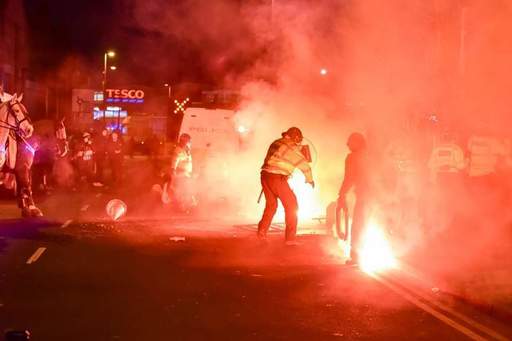 Conference League: Poliţişti au fost răniţi de obiecte pirotehnice aruncate de suporteri în exteriorul Villa Park - VIDEO
