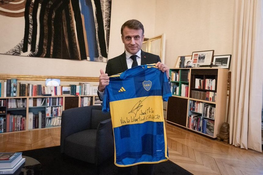 Noul preşedinte al Argentinei i-a trimis lui Emmanuel Macron un tricou al echipei Boca Juniors