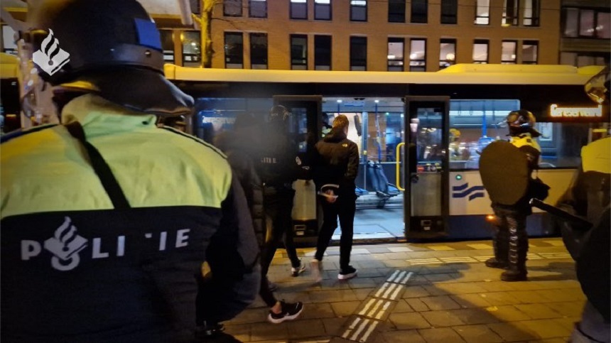 Peste 140 de persoane au fost arestate pentru acte de vandalism la metroul din Amsterdam, înainte de meciul Ajax-AEK