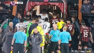 UPDATE - Premier League: Meciul Bournemouth - Luton, suspendat după ce căpitanul oaspeţilor s-a prăbuşit pe teren / Luton Town îi linişteşte pe fani: Tom Lockyer a suferit un stop cardiac şi este în stare stabilă - VIDEO