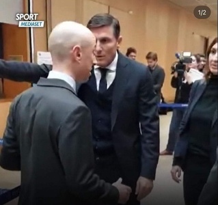 Zanetti, oprit de un agent de securitate pentru a asista la tragerea la sorţi pentru optimile Ligii Campionilor. Vicepreşedintele de la Inter îşi uitase acreditarea - VIDEO