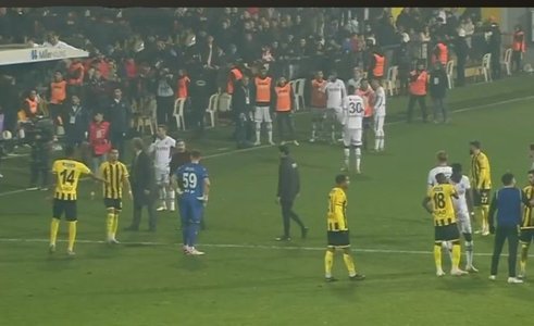 Turcia: Jucătorii echipei Istanbulspor au părăsit terenul la meciul cu Trabzonspor, nemulţumiţi de o decizia a arbitrului - VIDEO