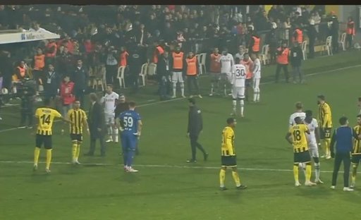 Turcia: Jucătorii echipei Istanbulspor au părăsit terenul la meciul cu Trabzonspor, nemulţumiţi de o decizia a arbitrului - VIDEO