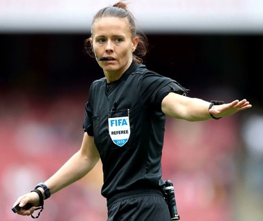 Rebecca Welch a devenit prima femeie care arbitrează un meci din Premier League