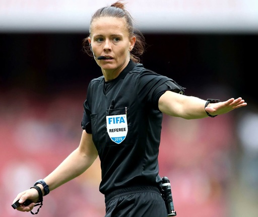 Rebecca Welch a devenit prima femeie care arbitrează un meci din Premier League